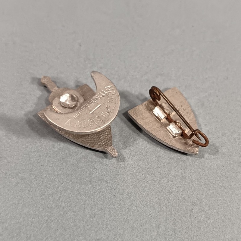 2 INSIGNES OU BOUTONNIERES PATRIOTIQUES EN ALUMINIUM DE LA LEGION FRANCAISE DES COMBATTANTS DU MARECHAL PETAIN